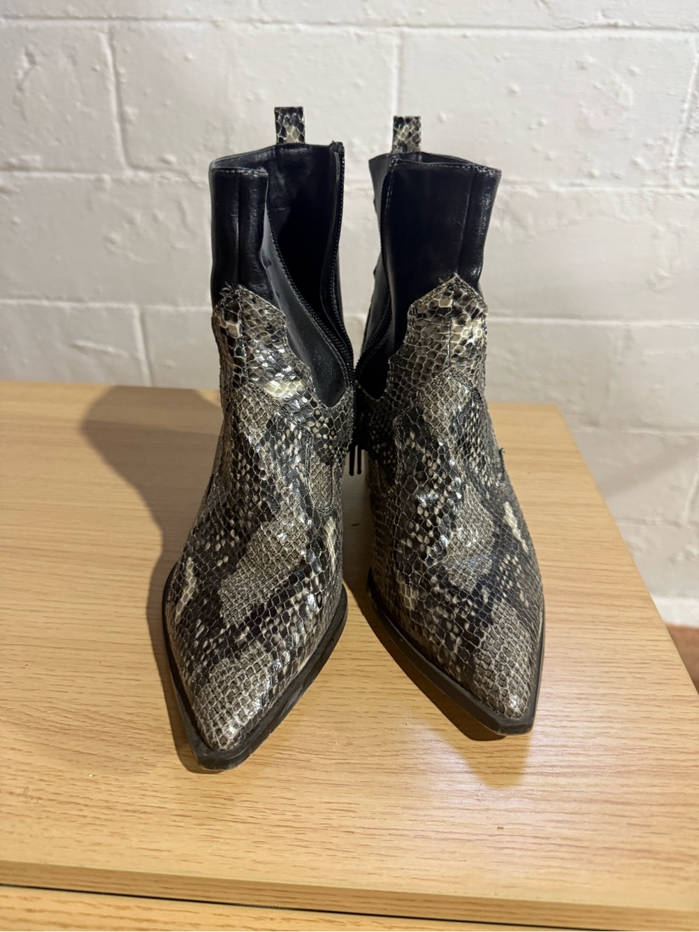 Women’s Snake-Print Pointed Ankle Boots - Black/Gray size 6